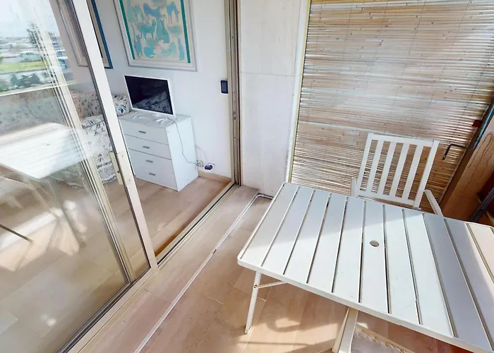 Joli Climatisé Avec Terrasse à - Fr-1-196-376 *